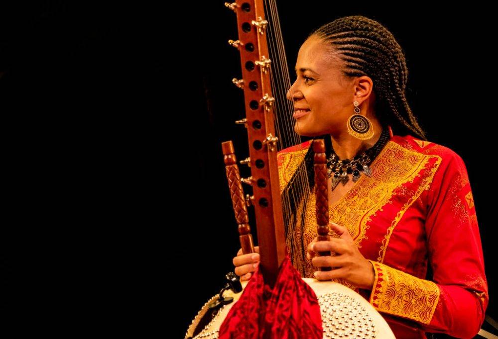 Player adds a string to women’s bows